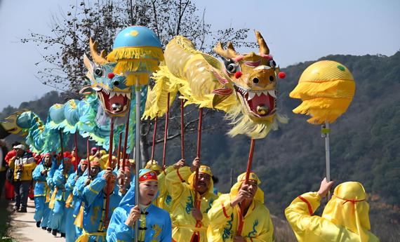 浙江绍兴百名网络青年“打卡”千年古镇