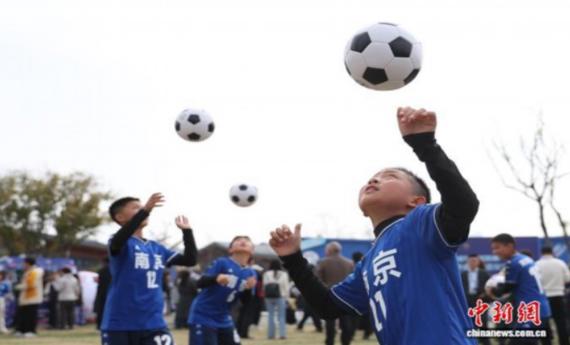“苏超”南京队新赛季出征 平均年龄22.26岁