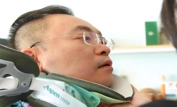 蔡磊身体近况：四人搀扶也无法迈步，渐冻症抗争者仍在坚持