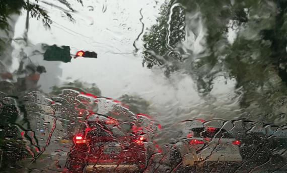 广州下暴雨 高架桥变“高架河”