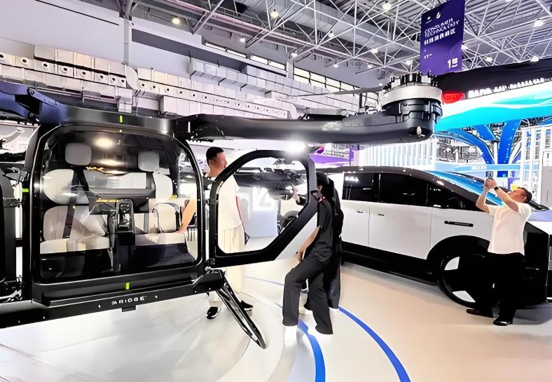 消博会惊现未来生活黑科技！飞行汽车、AI眼镜、养老机器人，你最想拥有哪个？