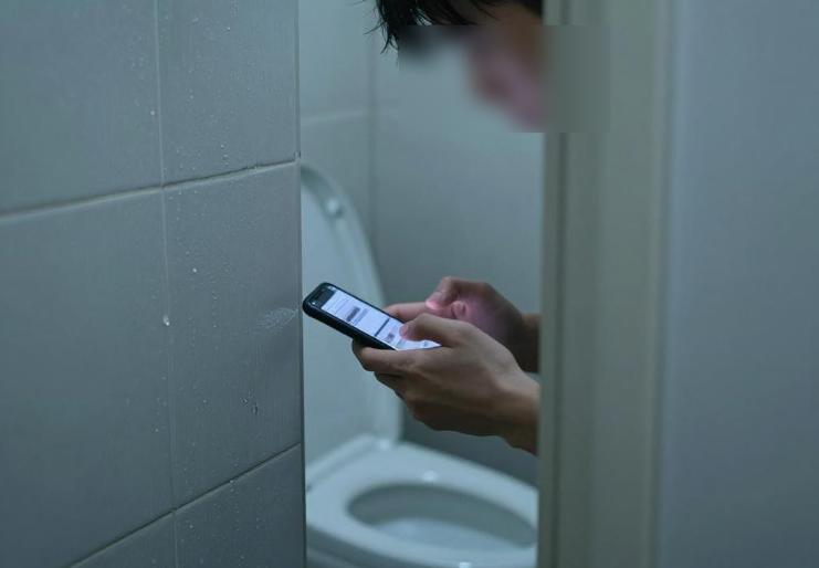员工厕所玩手机被开除！公司通报附“门缝照片”惹众怒，回应：多次找不到人才取证