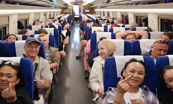 高铁车厢里全是外国人？实拍海南环岛铁路变“<a href=