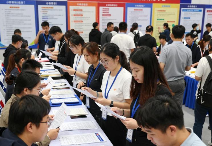 急缺！AI工程师月薪20804元领跑，16个岗位抢1人，新质生产力人才缺口为何这么大？