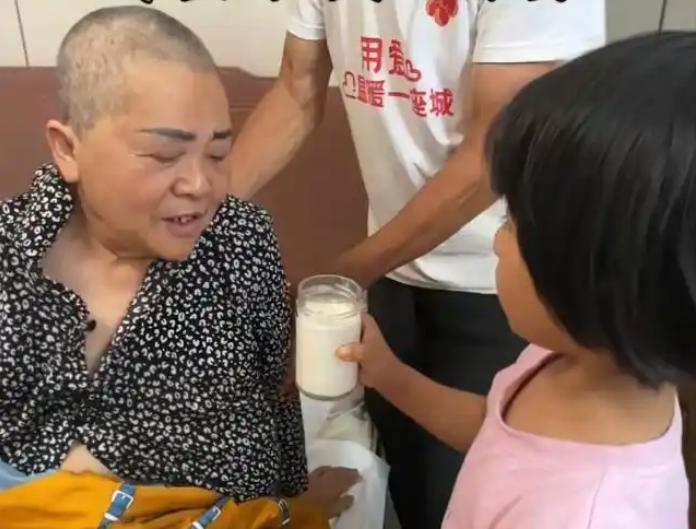 母亲节视频看哭全网:67岁产女妈妈如今剃发卧床,6岁女儿端牛奶喂母亲