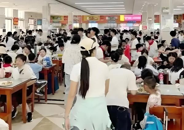 武汉大学取消预约制后,食堂被游客挤爆!学生端着餐盘站走廊,直呼“没饭吃了”